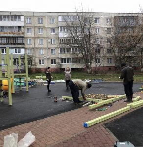 В Дубовой роще проводят работы по благоустройству дворовой территории
