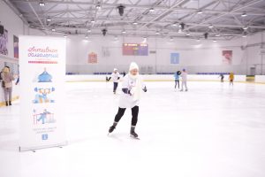Люди старшего поколения могут бесплатно посещать ледовую арену