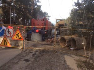 В п.Кратово Раменского г.о. проводится ремонт канализационного колодца