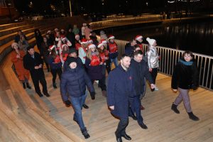 Виктор Неволин вместе с молодежью осмотрел новогоднее убранство города