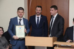 Виктор Неволин наградил руководителей УК — победителей конкурса «Лучший подъезд-2019»