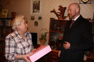 Сергей Демин поздравил с юбилеем жителей поселка Ильинский