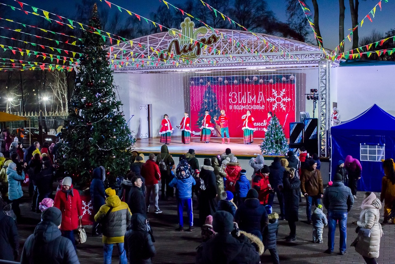 Раменский парк мероприятия. Новогодние ярмарки в Подмосковье. Зима в Подмосковье ярмарка. Ярмарка в парке зимой.