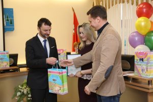Глава Раменского городского округа Виктор Неволин поздравил родителей первых новорожденных 2020 года