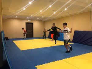 В Островецкой спортивной школе организованы бесплатные тренировки для детей по боксу и самбо