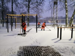 На уборку дворов после снегопада вышли сотрудники МБУ «Содержание и благоустройство»