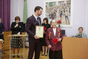 Глава Раменского г.о. Виктор Неволин вручил ветеранам юбилейные медали