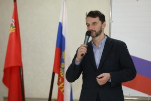 Глава Раменского г.о. В.Неволин вручил паспорта молодым раменцам