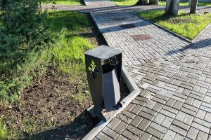 В Раменском г.о. по просьбе жителей дворовую территорию многоквартирного дома обустроили урнами для мусора