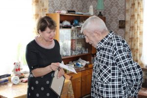Директор ТУ Новохаритоновское Нина Ширенина поздравила ветерана с юбилеем