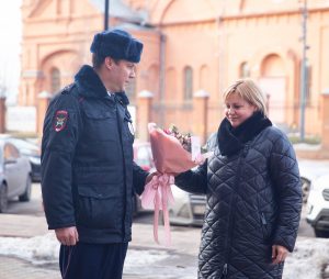 В Раменском провели акцию «Цветы для автоледи»