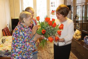 В преддверии Международного женского дня директор ТУ Новохаритоновское Нина Ширенина поздравила ветерана