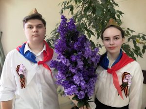 Раменские школьники проводят акцию «Цветок Победы»