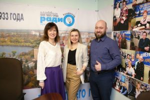 Руководитель Студии иностранных языков Мария Верховцева в студии Раменского радио