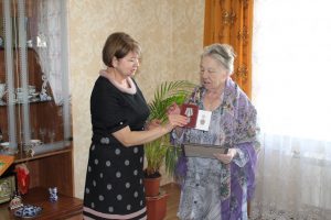 Юбилейную медаль вручили ветерану из села Карпово Раменского г.о.