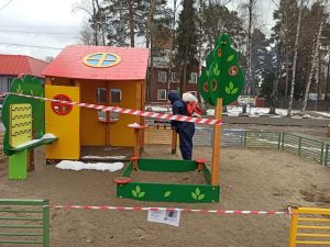 В п. Ильинский Раменского г.о. проводятся работы по дезинфекции детских игровых и спортивных площадок