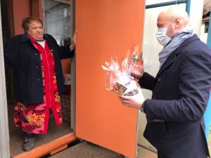 Руководитель МКУ «ТУ Ильинскй» С.В. Демин передал ветеранам Пасхальные куличи