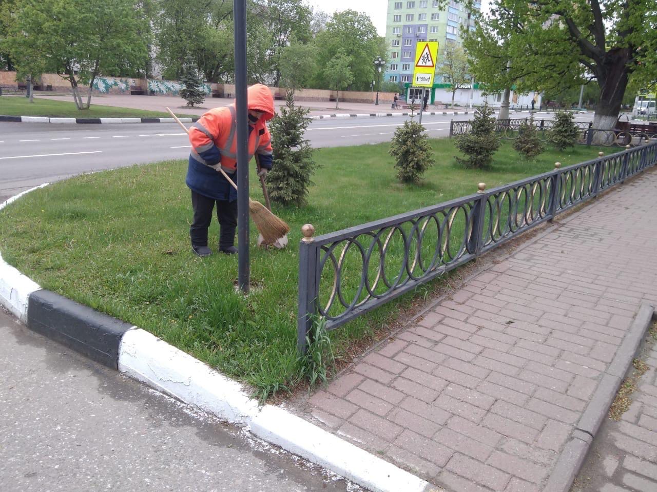 Сотрудники МБУ «Содержание и благоустройство» ведут уборку территорий  городского поселения Раменское - РамМедиа - Раменский городской округ -  Раменское