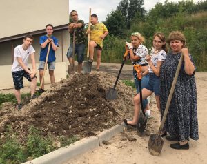 Подростки высадили клумбы у МУК ДК «Лель»