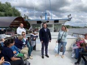 Депутат Мособлдумы подарил детям-инвалидам поездку на теплоходе