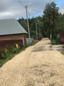 На территории ТУ «Гжельское» Раменского городского округа полным ходом идут работы по ремонту дорог в посёлке Гжель