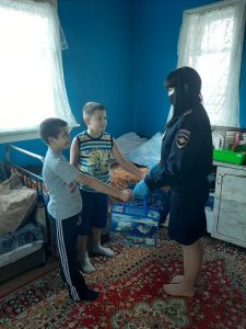 В преддверии Дня знаний сотрудники МУ МВД России «Раменское» присоединились к всероссийской акции «Помоги собраться в школу»