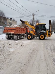 В поселке Гжельского кирпичного завода убирают снег