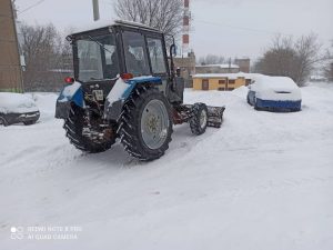 Спецтехника и дворники убирают снег в Никоновском