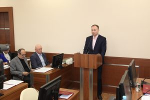 На Совете депутатов 28 апреля выступил заместитель председателя Комитета по образованию Леонид Смуряков