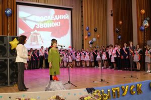 Нина Ширенина поздравила выпускников Ново-Харитоновской школы №10