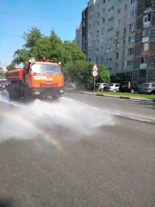 В Раменском продолжаются работы по поливке дорог