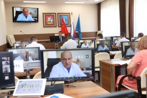 По вопросам заболеваемости covid и вакцинации доложил главврач ЦРБ Аркадий Коган