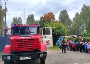 Воспитанникам детского сада №60 рассказали о работе пожарных