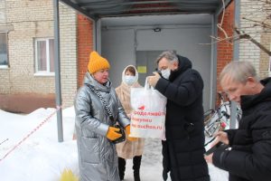 Депутат Мособлдумы Олег Жолобов вручил продуктовые наборы многодетным семьям