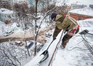 В Раменском Госжилинспекция Подмосковья приняла очистку 243 скатных кровель