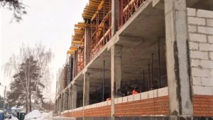 Строительство пристройки на 200 мест к школе №6 на улице Серова ведется в графике
