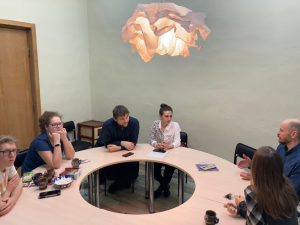 Молодежь встречается в библиотеке