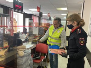 Посетителям МФЦ напомнили о правилах безопасности на дорогах