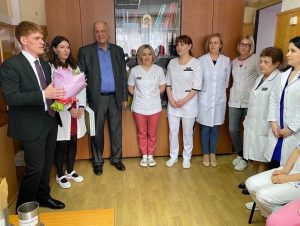 Константин Ильин поздравил жительниц Островцов в 8 марта