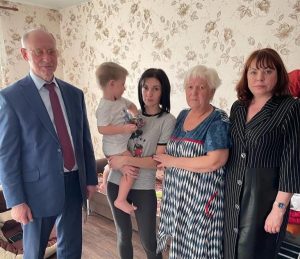 Владимир Демин и Нина Широкова навестили эвакуированную семью из ДНР