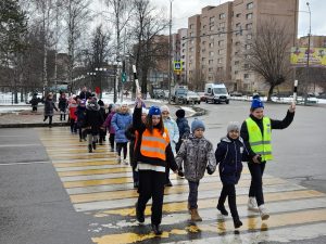 Экскурсию по безопасности дорожного движения провели для школьников