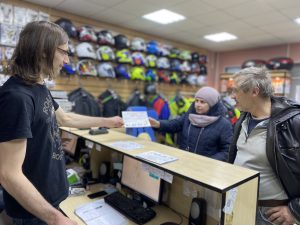 Посетителям автомагазина напомнили о БДД