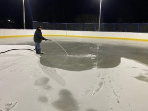 В деревне Пласкинино заливают хоккейную коробку