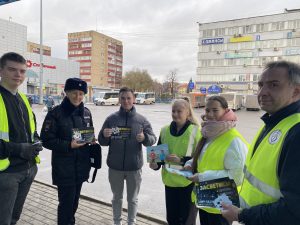 На автовокзале сотрудники Госавтоинспекции и Рамавтодора провели информативное мероприятие «Засветись, будь заметным на дороге!»