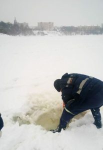 На водоемах в Раменском проверили толщину льда