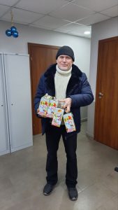 Сладкие подарки вручили жителям ТУ «Родники»