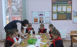 Ученики первых классов раменской прогимназии № 48 смастерили новогодние аппликации для участников спецоперации