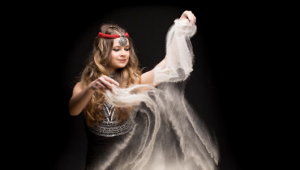 Художник песочной анимации Дарья Котюх нарисует героев сказки «Алладин» в ДК им. Воровского