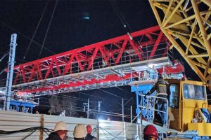 На строящемся переходе в Удельной смонтировали центральную секцию пролётного строения￼