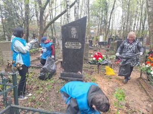 Волонтеры Победы Удельнинской школы-интерната ухаживают за захоронением ветерана ВОВ